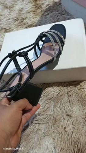 Sandália com strass e apliques 