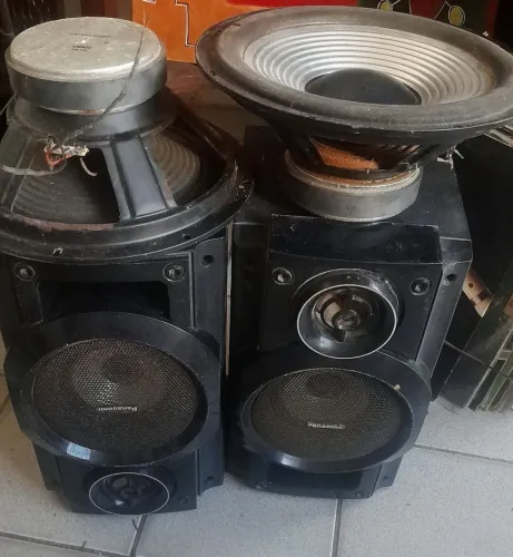 Auto Falantes,2 caixas com alto-falantes e 2 autofalantes grandes