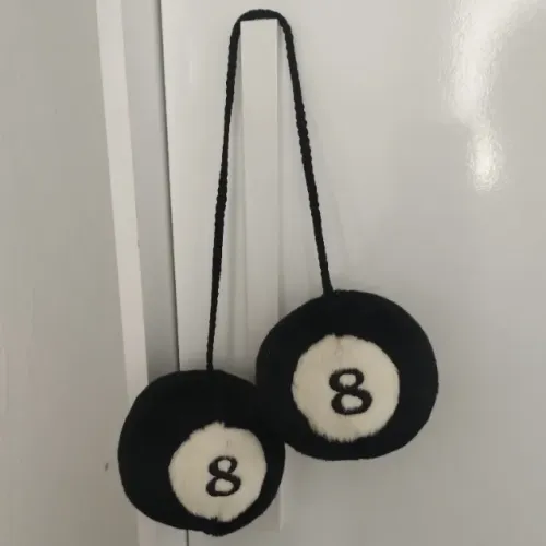 BOLA OITO DE PELÚCIA PARA ESPELHO RETROVISOR