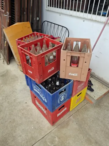 Engradados de cerveja e refrigerante. Grades