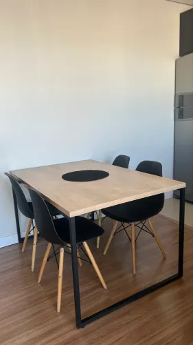 Vendo mesa com 4 cadeiras