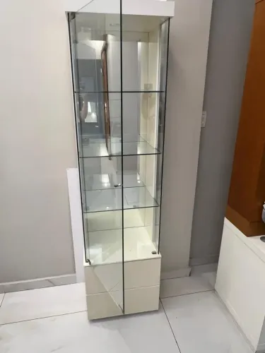 Cristaleira charmosa à venda, ideal para decorar e organizar sua casa!