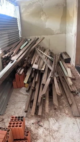 Pias, madeiras e grade e portas 