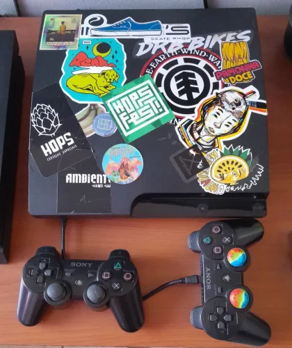 PS3 PLAYSTATION SLIM 160 GB + 2 CONTROLES ORIGINAIS + 25 JOGOS