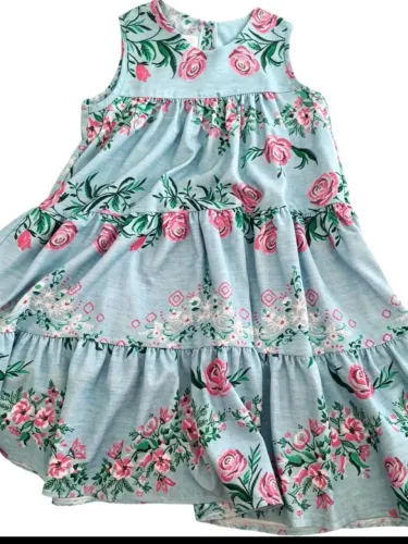 Vestidos e conjunto de menina.