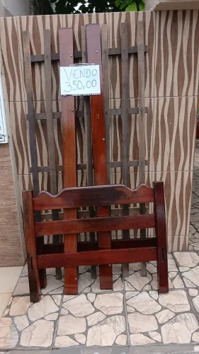 Cama de madeira maciça 