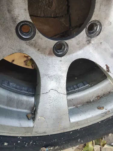 3 Roda aro 15 6 furo para caminhonete uma está com trinca 