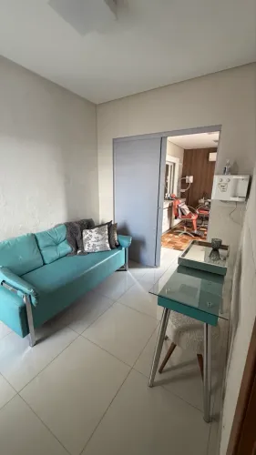 Sofá e aparador (recepção ou sala de estar)
