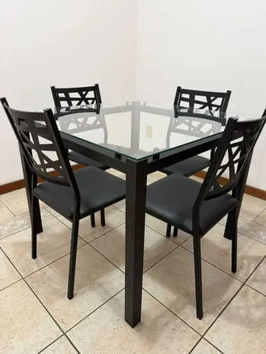 Mesa tampo de vidro com 4 cadeiras
