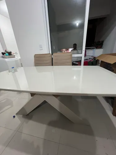 Mesa linda com tampo de vidro