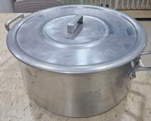 Panela alumínio grande, seminova, 38cm de diâmetro, 18 cm de profundidade.
