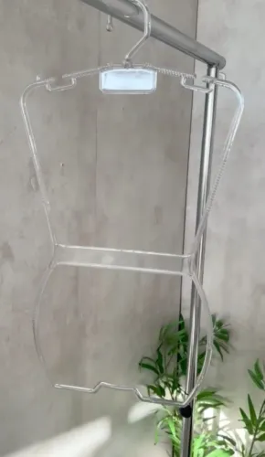 Cabide silhueta em acrílico