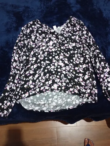 Camisa Social Manga Longa Preta com Flores Brancas Tamanho M