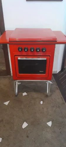 Fogão vermelho antigo