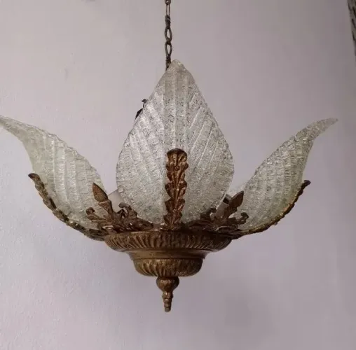 Lustre para 6 luzes em metal dourado e folhas em espesso vidro