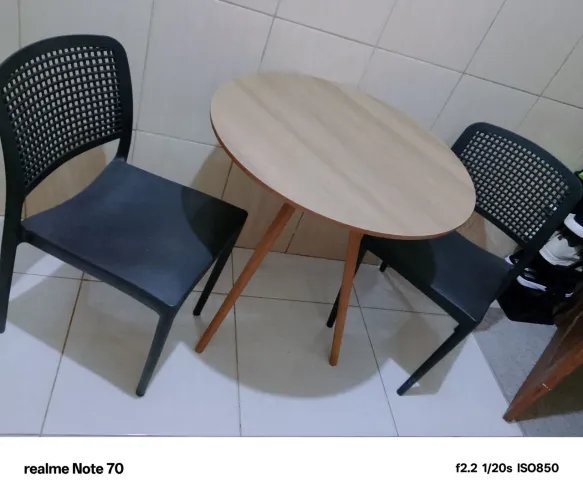 Vende se uma mesa com duas cadeiras 