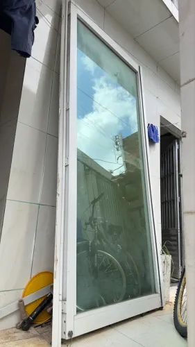 PORTA DE ALUMÍNIO COM VIDRO - COR BRANCA.