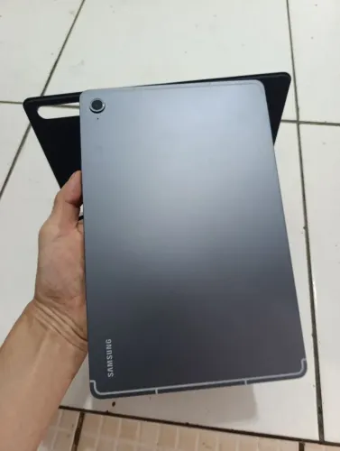Tablet Samsung Galaxy Tab S10 FE 128GB - 8 de RAM com acessórios e caneta