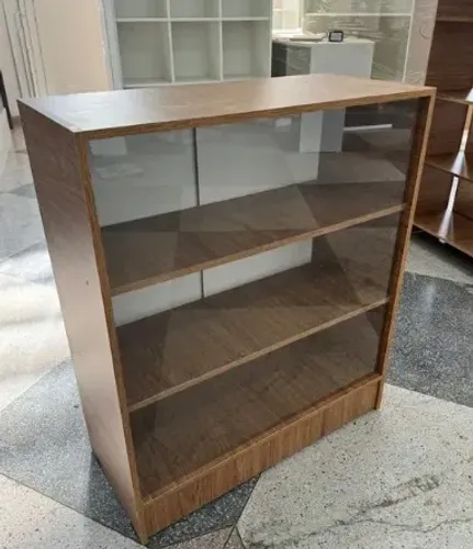 BALCÃO VITRINE COM PORTA DE MDF AMADEIRADO - NOVO - 100% MDF 