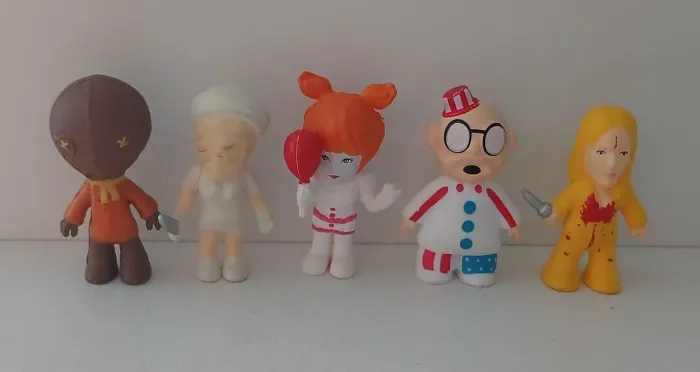 LOTE 5 BONECOS MINIATURAS FILMES DE TERROR IT A COISA PENNYWISE KILL BILL SAM SILENT HILL