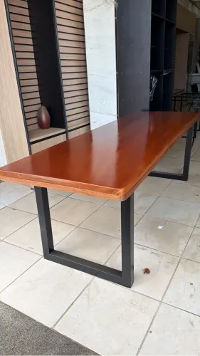 Mesa em Metalon e madeira