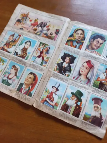 Álbum antigo de Raças e Costumes