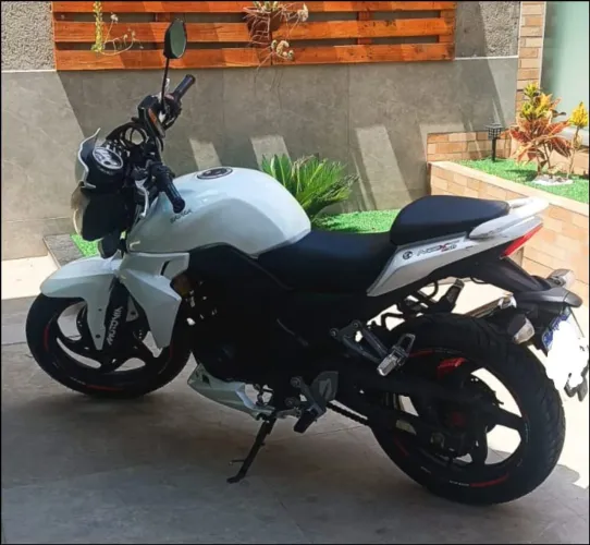 Moto Dafra next 250 branca.