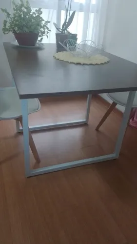 Mesa lindinha com 2 cadeiras. Retirar hoje