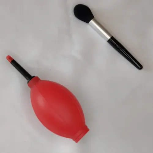 Conjunto de Limpeza para Equipamentos Fotográficos (Bombinha de Ar + Pincel)