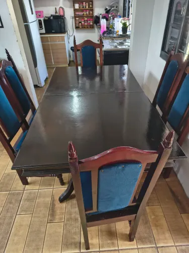 Vende-se mesa com 6 cadeiras
