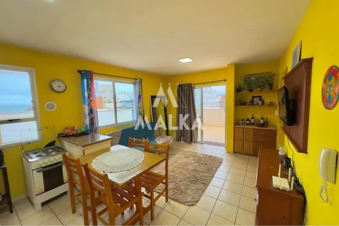 Imagine morar a apenas 50 metros do mar em uma cobertura no último andar, com vista privil