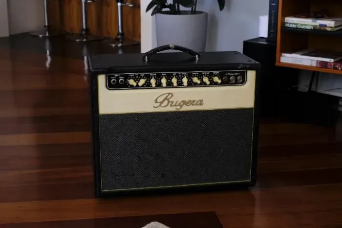 Amplificador Bugera V22 Valvulado 22W 12? com Footswitch