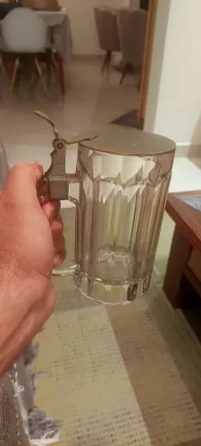 Caneca antiga com tampa
