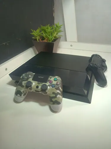 Ps4 FAT 500 GB + 2 controles
