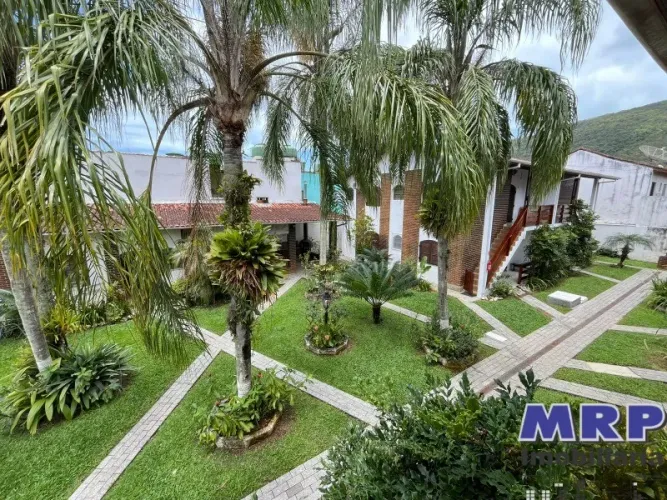 Apartamento à venda em Ubatuba, a 100 metros da Praia da Maranduba. Com piscina.