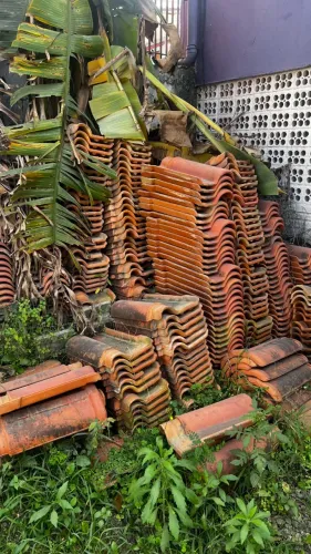Telhas de barro para doação