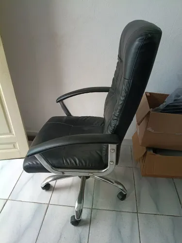 Cadeira de Escritório Presidente Office Preta com Inox