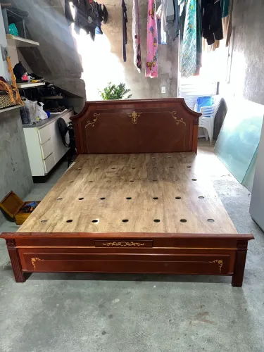 Cama de casal, mais 2 criado mudo.