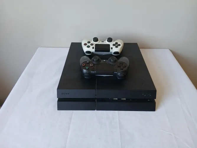PlayStation 4 500g com 2 controles