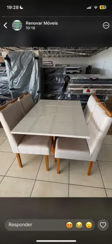 Mesa de jantar de quatro cadeiras