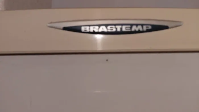 Vendo geladeira com pequeno defeito gelando menos do que deveria 