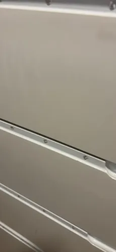 Cômoda laca branca com detalhe em strass
