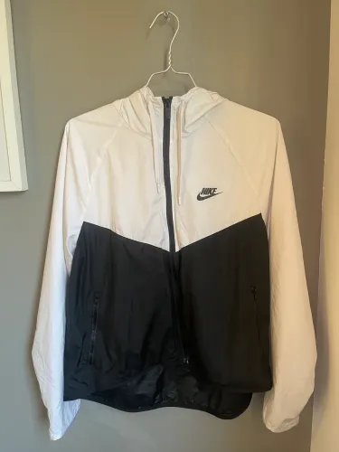 Corta Vento Nike Original - Preto e Branco (Estilo Windrunner)