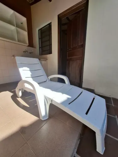 Cadeira espreguiçadeira de piscina