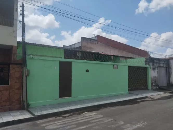 Excelente Casa Plana c/ ótima localização próx. á Posto de saúde, Escolas, Shopping Árvore