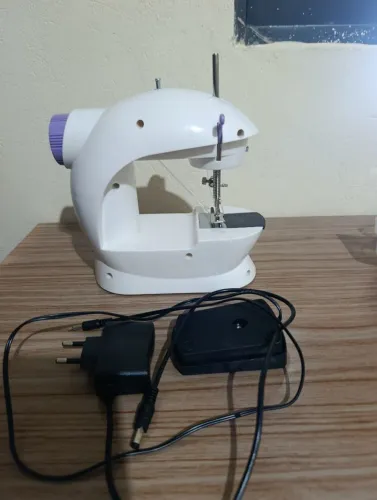 Mini máquina de costura