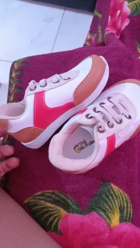 Um sapato infantil  tamnho 19 usado uma vez