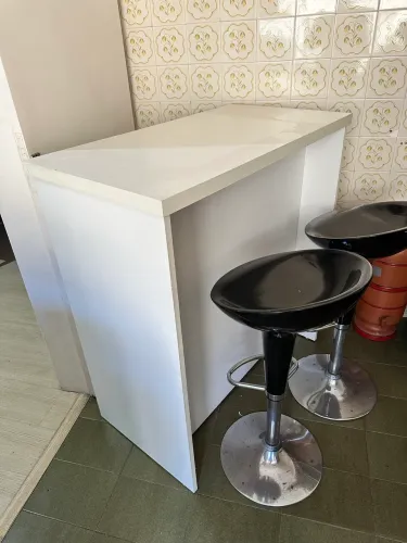 Conjunto 2 banquetas giratórias e mesa alta em MDF