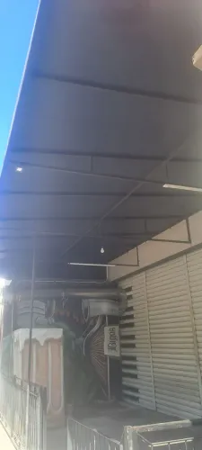 Toldo preto com 8,30m de comprimento por 3,8m de largura