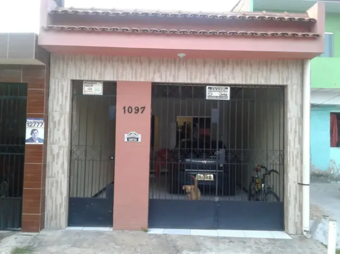 Casa térrea na Rua Curuçá px. a Tv.  Coronel Luiz Bentes